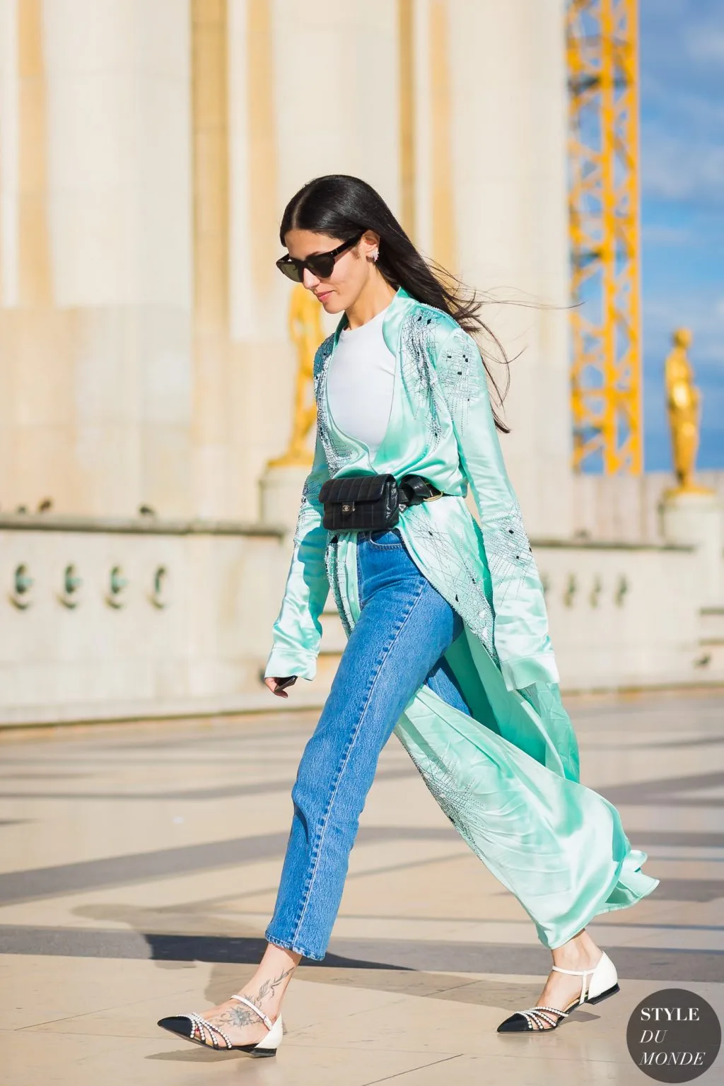 Gilda Ambrossio diện quần jeans, áo khoác kimono xanh ngọc cùng giày bệt và belt bag màu đen tại tuần lễ thời trang haute couture
