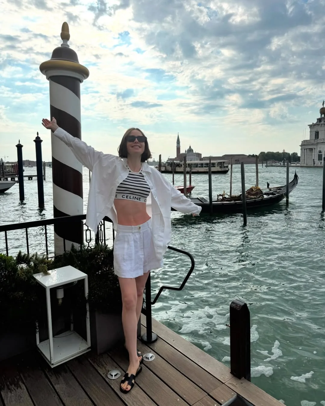 Lily Collins diện áo sơ mi