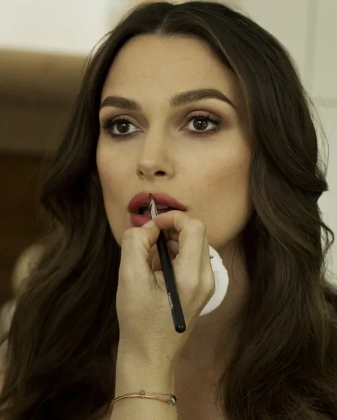 Mỹ phẩm Chanel: Dưỡng da Hydra Beauty Micro Sérum, phấn foundation Perfection Lumiere Velvet N12, phấn mắt Ombre Essentielle Hasard, mascara Le volume de Chanel Noir, chì kẻ môi Le Crayon Levres natural, son môi Rouge Coco Légende.