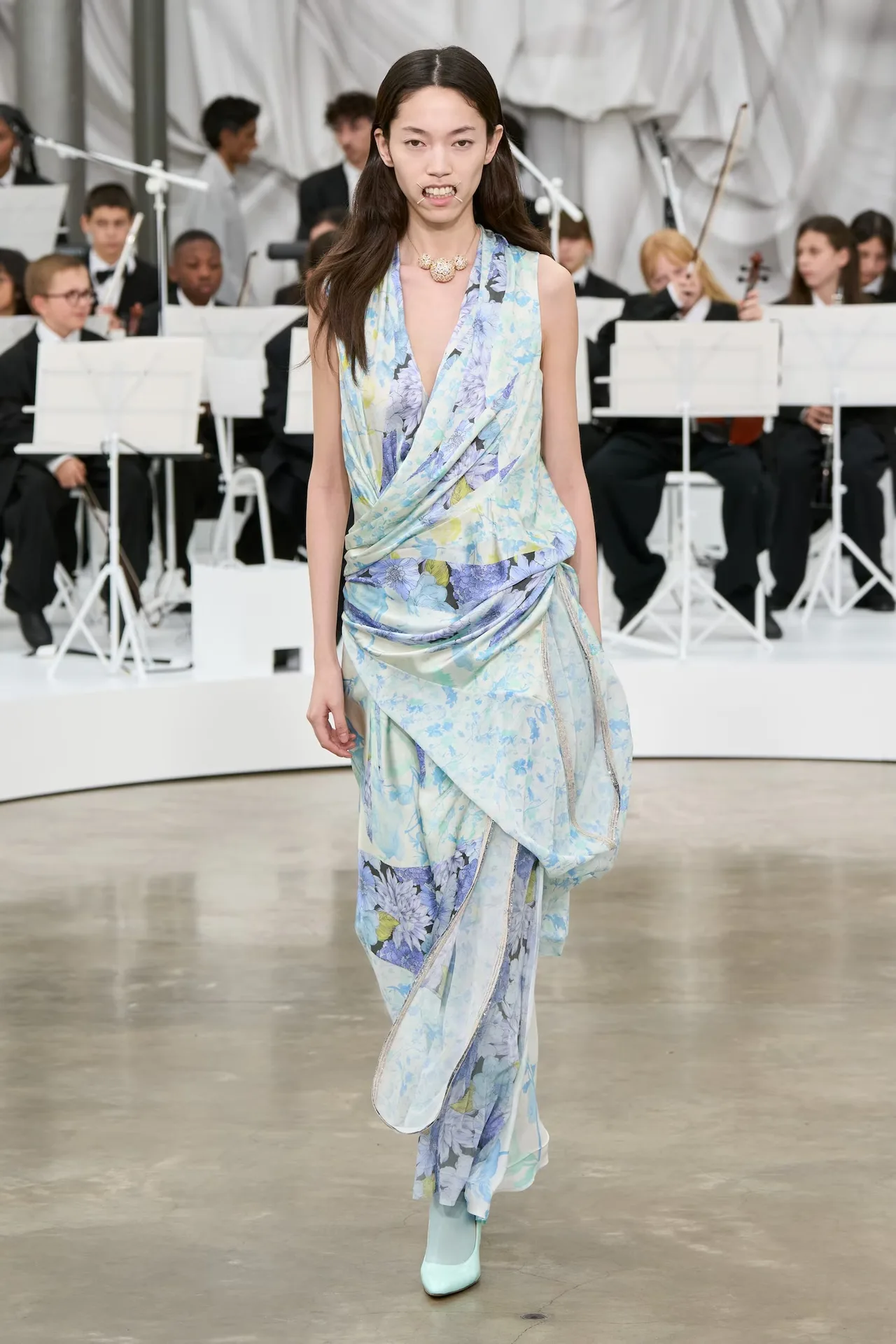 DNA avant-garde của Margiela được giữ vững, nhưng được làm mới bằng cách tiếp cận experimental đậm dấu ấn cá nhân.