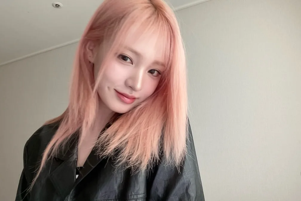 Liz (IVE) với mái tóc màu coral pink