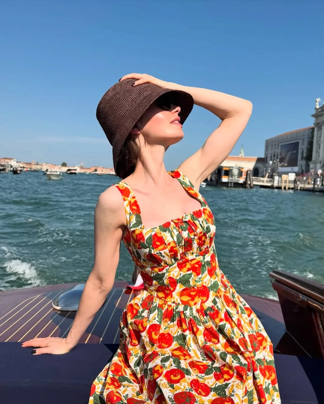 váy hoa Lily Collins