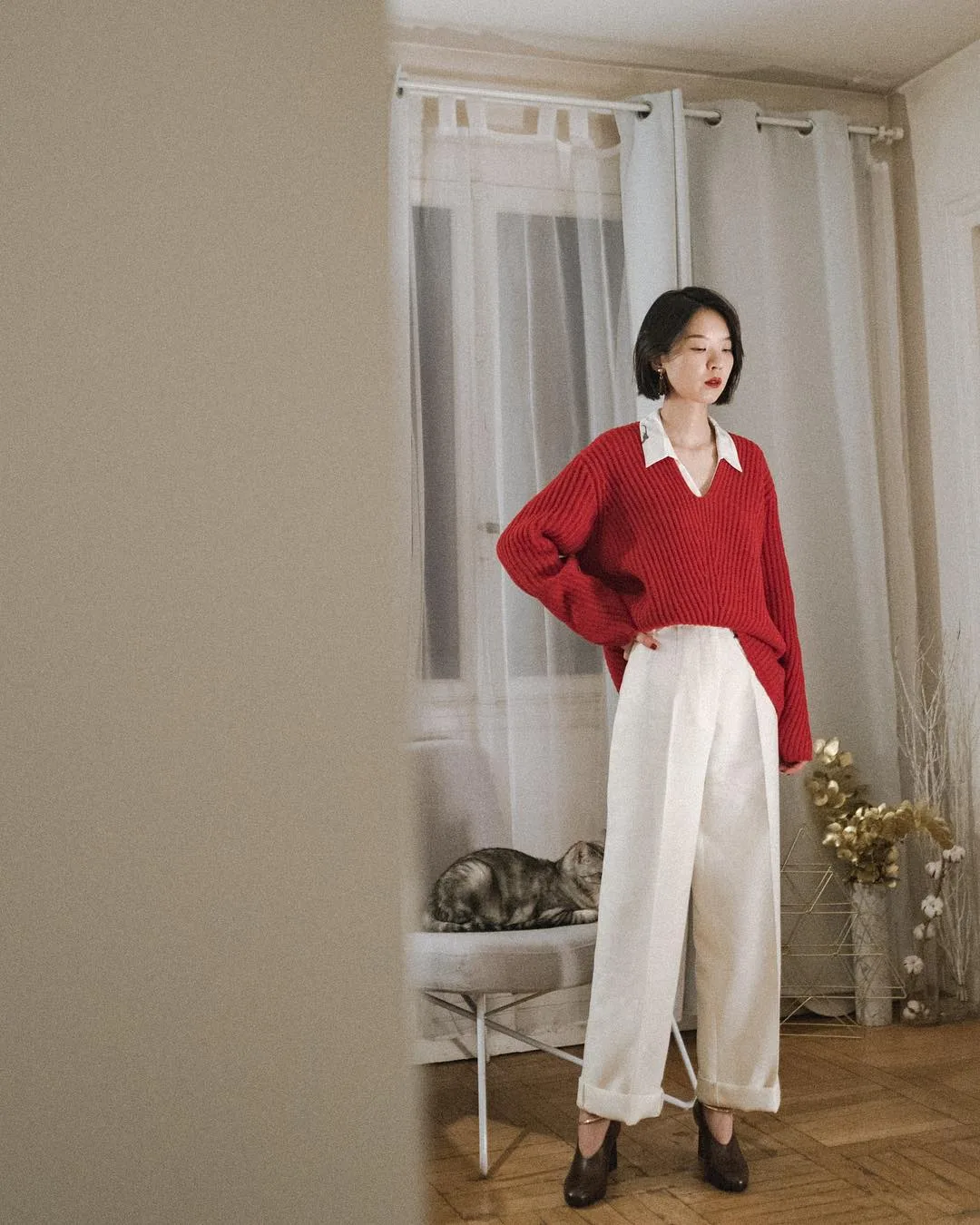cô gái tóc ngắn phối đồ layer với sweater đỏ áo trắng