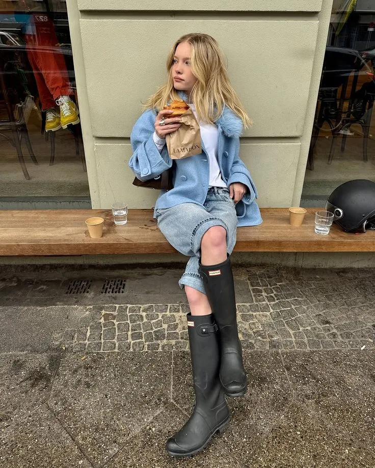 Quần jeans xắn gấu và boots cap su.