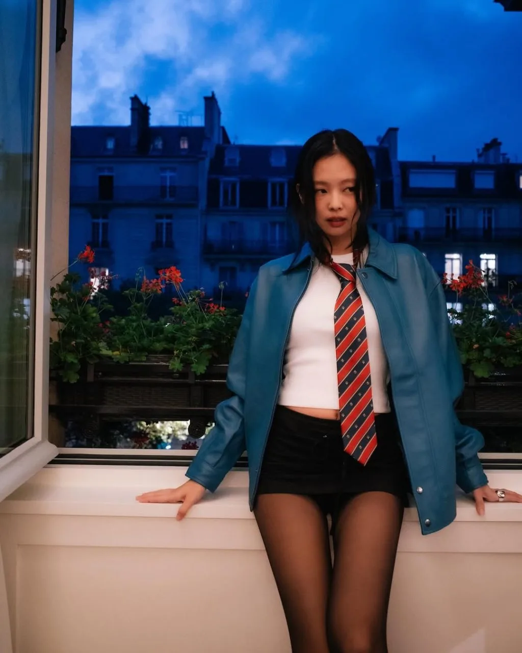 Bộ đôi cà vạt kẻ caro và áo khoác len mỏng mang đậm tinh thần preppy học đường