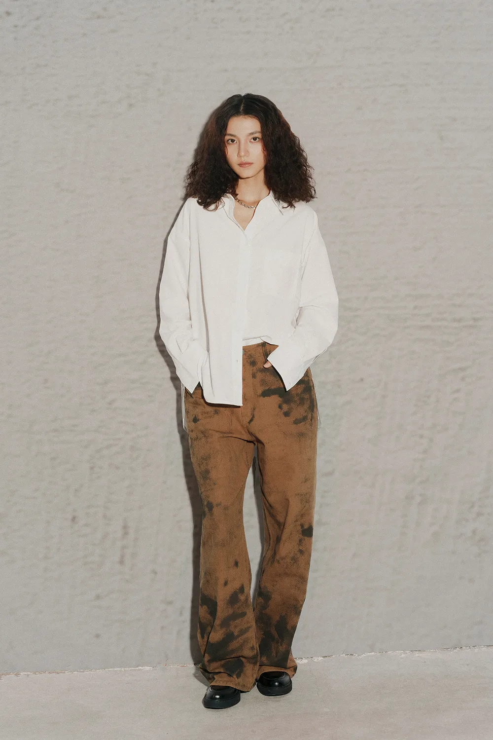 sơ mi oversized phối jean loang màu 