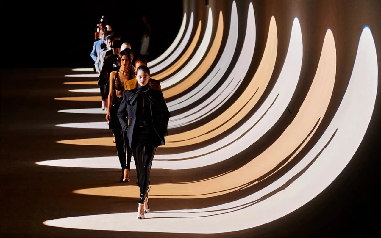 Sàn diễn Saint Laurent Thu - Đông 2020