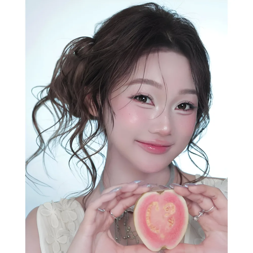 Cô gái tạo dáng bên trái ổi hồng cùng lớp nền căng mướt.