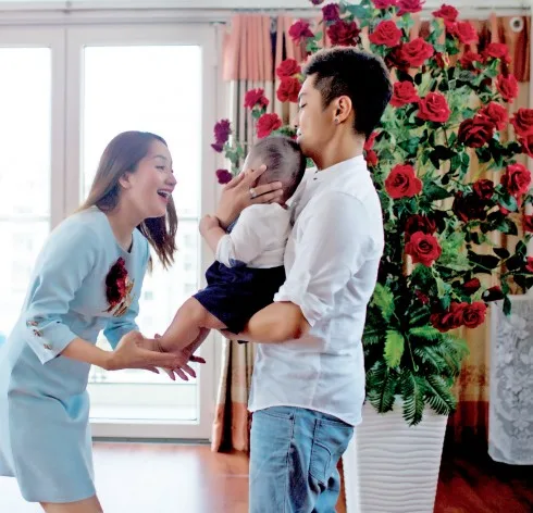 Cậu con trai 5 tháng tuổi luôn là tâm điểm niềm vui của cả gia đình.