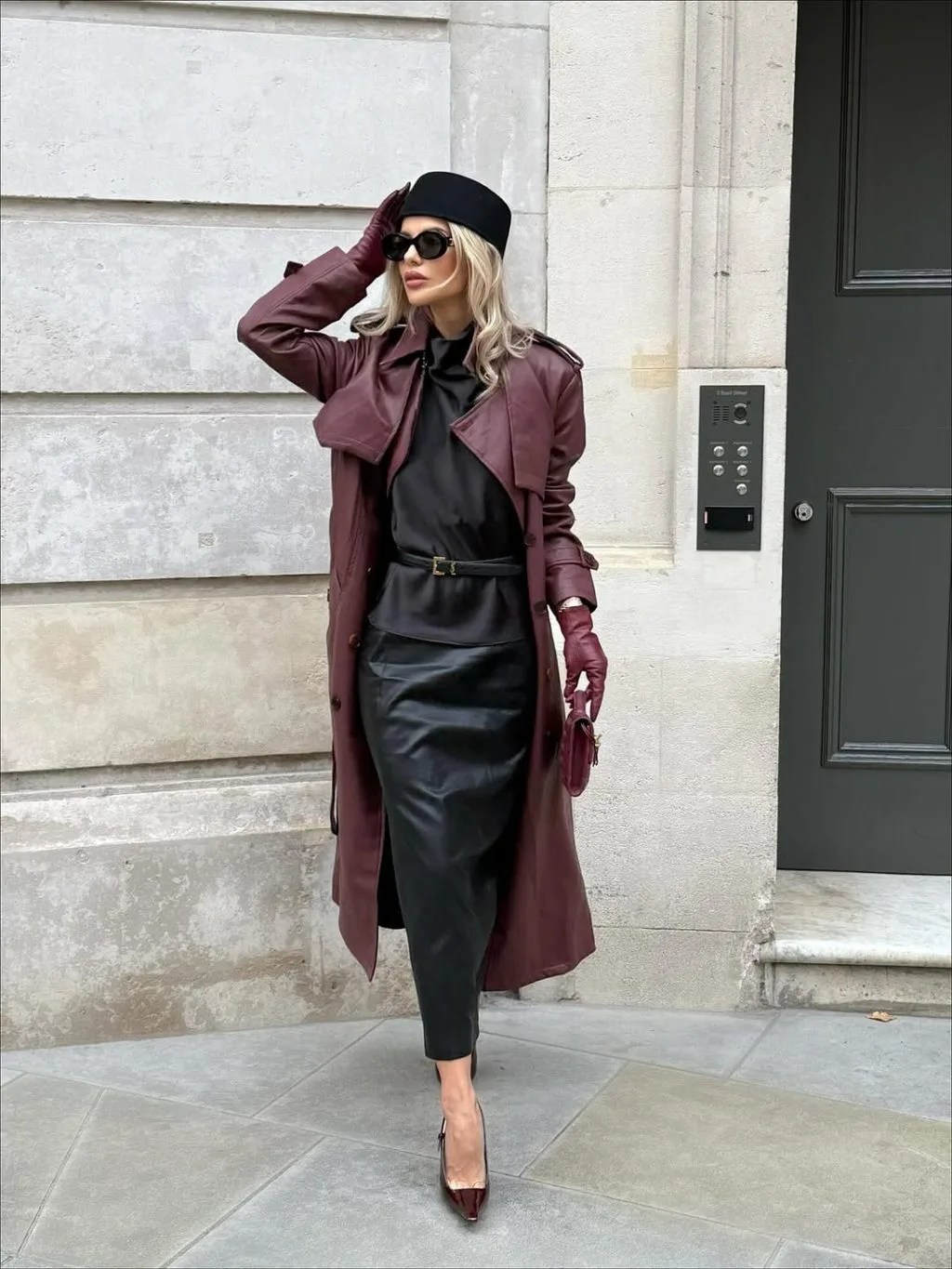 Silhouette đen dài thướt tha kết hợp trench coat dáng dài màu đỏ rượu chuẩn tinh thần Giáng sinh.