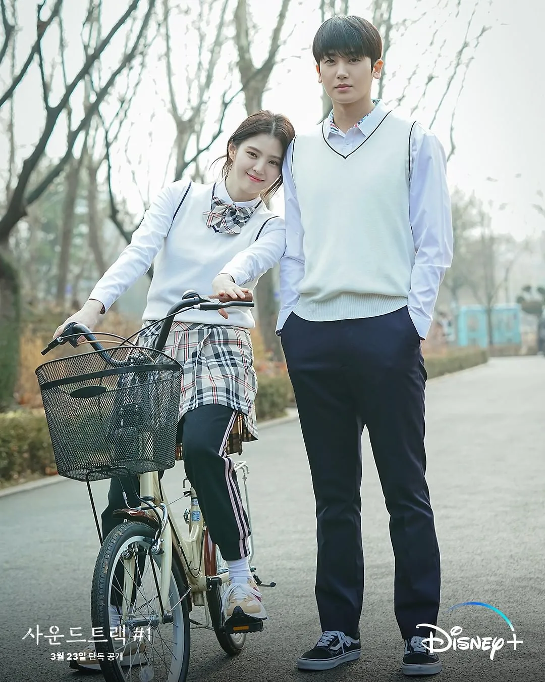 han so hee mặc đồng phục đạp xe