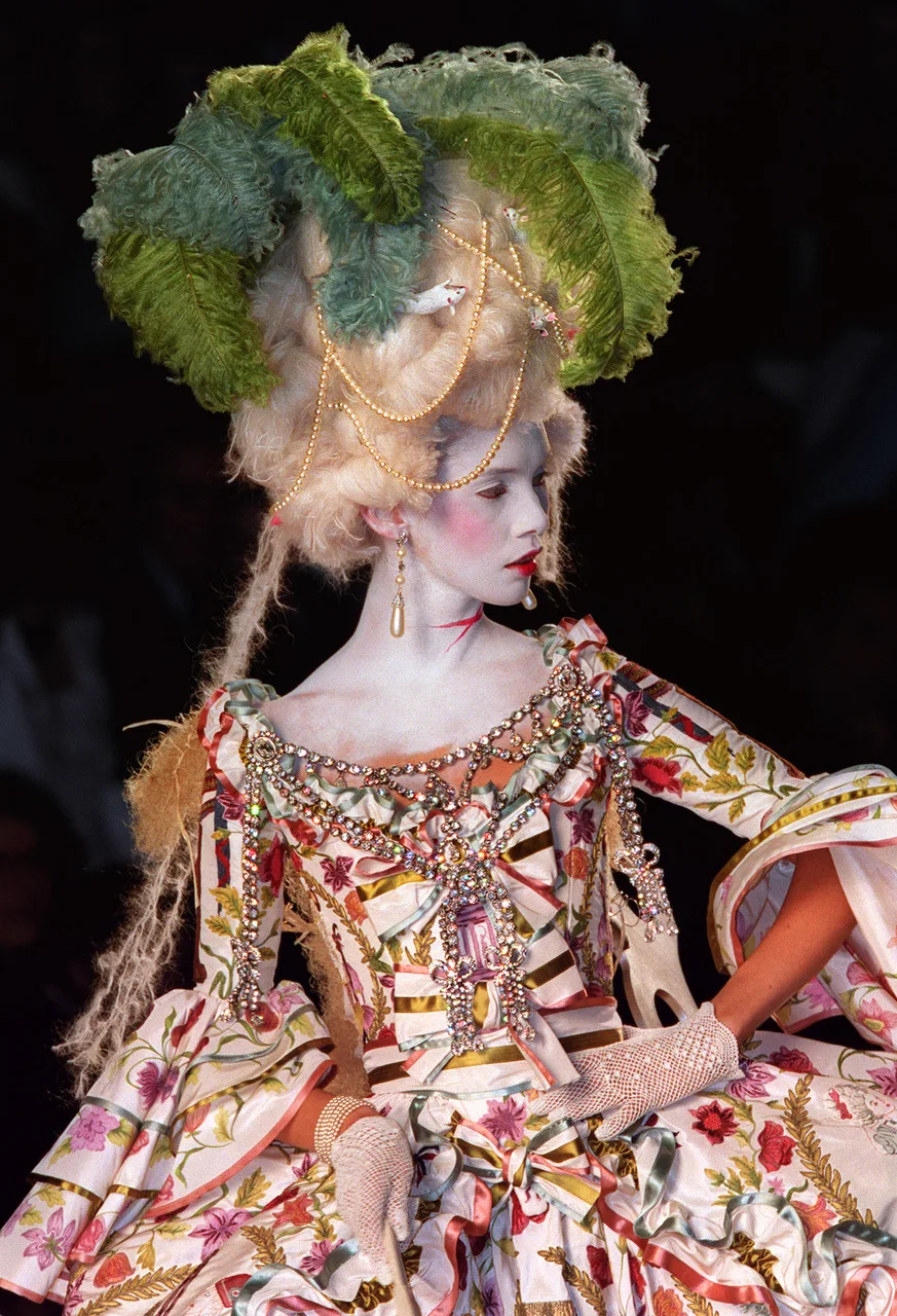 Đầm Couture với nhiều họa tiết hoa kết hợp với nón có gắn lông vũ xanh lá được thiết kế bởi John Galliano tại show Haute Couture Thu-Đông năm 2000-2001 của Christian Dior