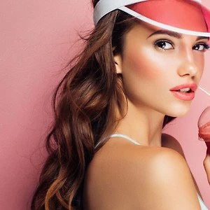 Xu hướng wellness-Cô gái uống sinh tố.