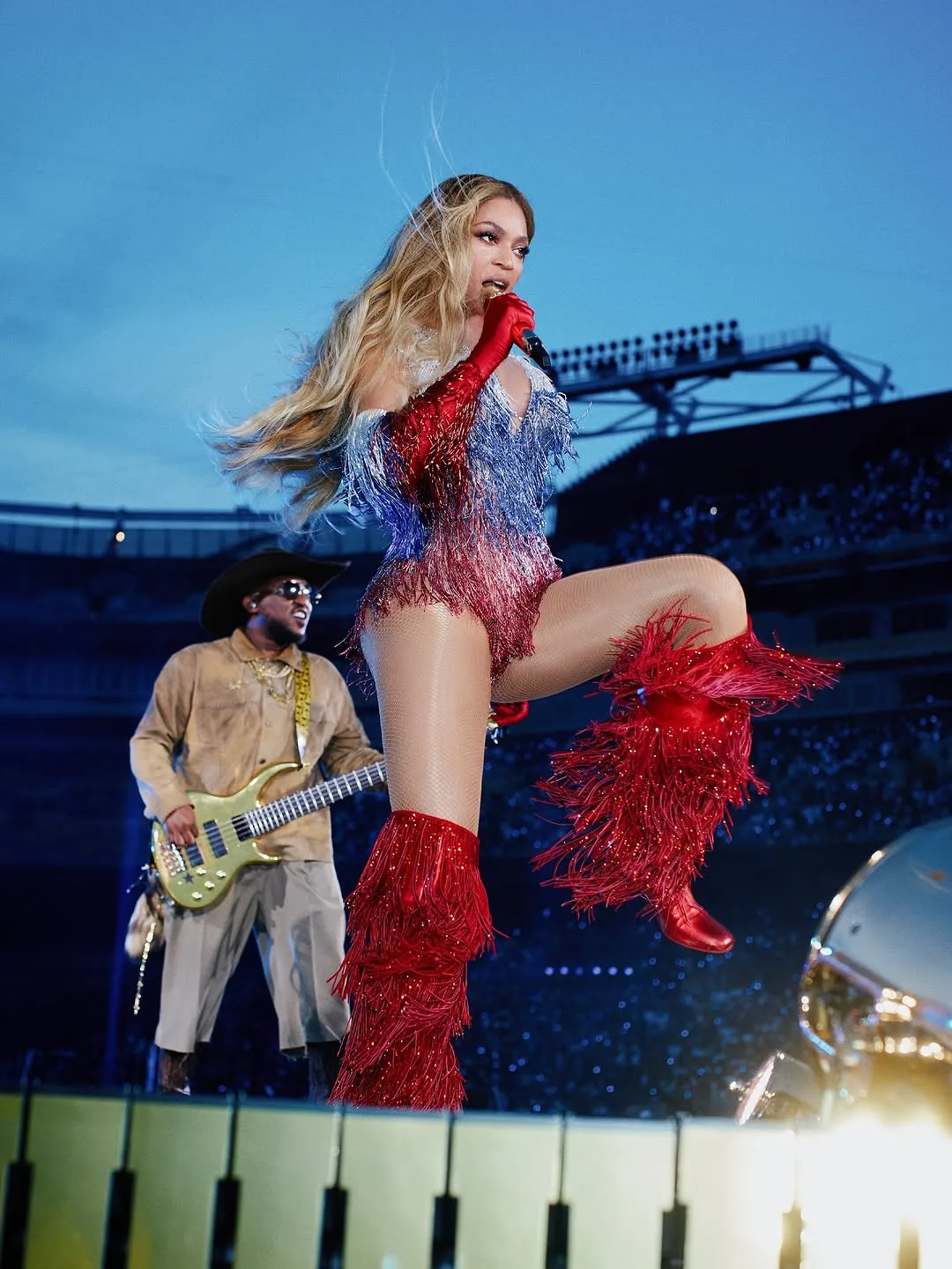 beyonce diện bodysuit sequins