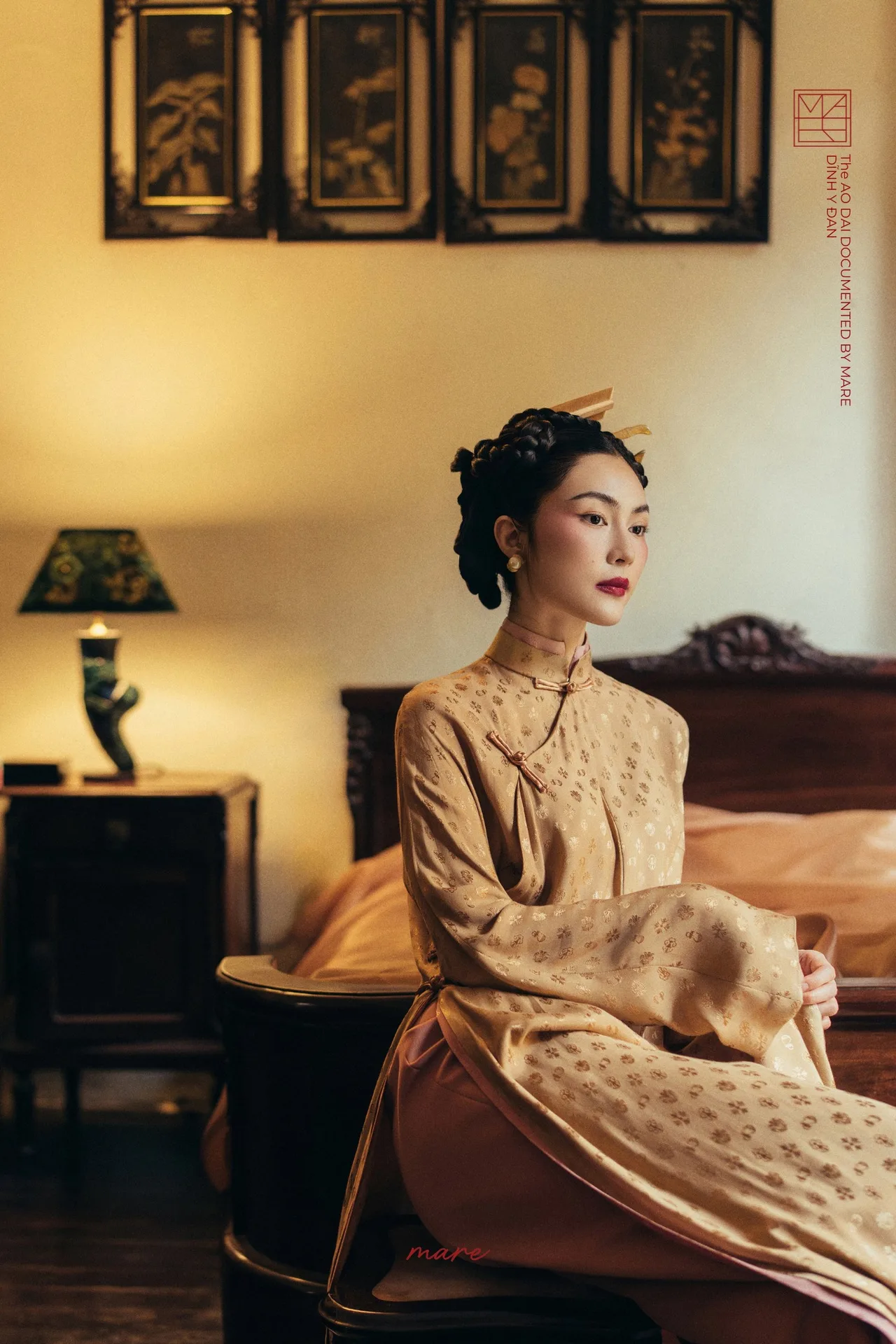 chiếc áo dài với nét nhấn nổi bật trên cần cổ mảnh mai của những nàng xuân bằng hàng khuy