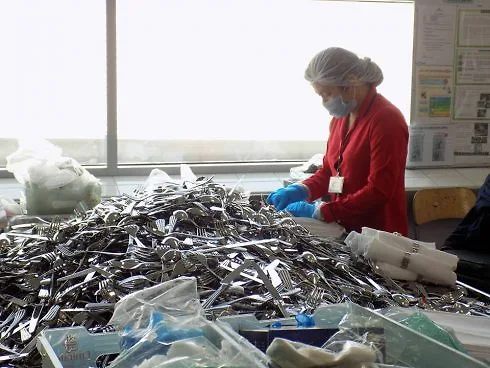 Tại đây, khá nhiều công đoạn cần đến sức lao động của con người, chứ không hoàn toàn phụ thuộc vào máy móc.