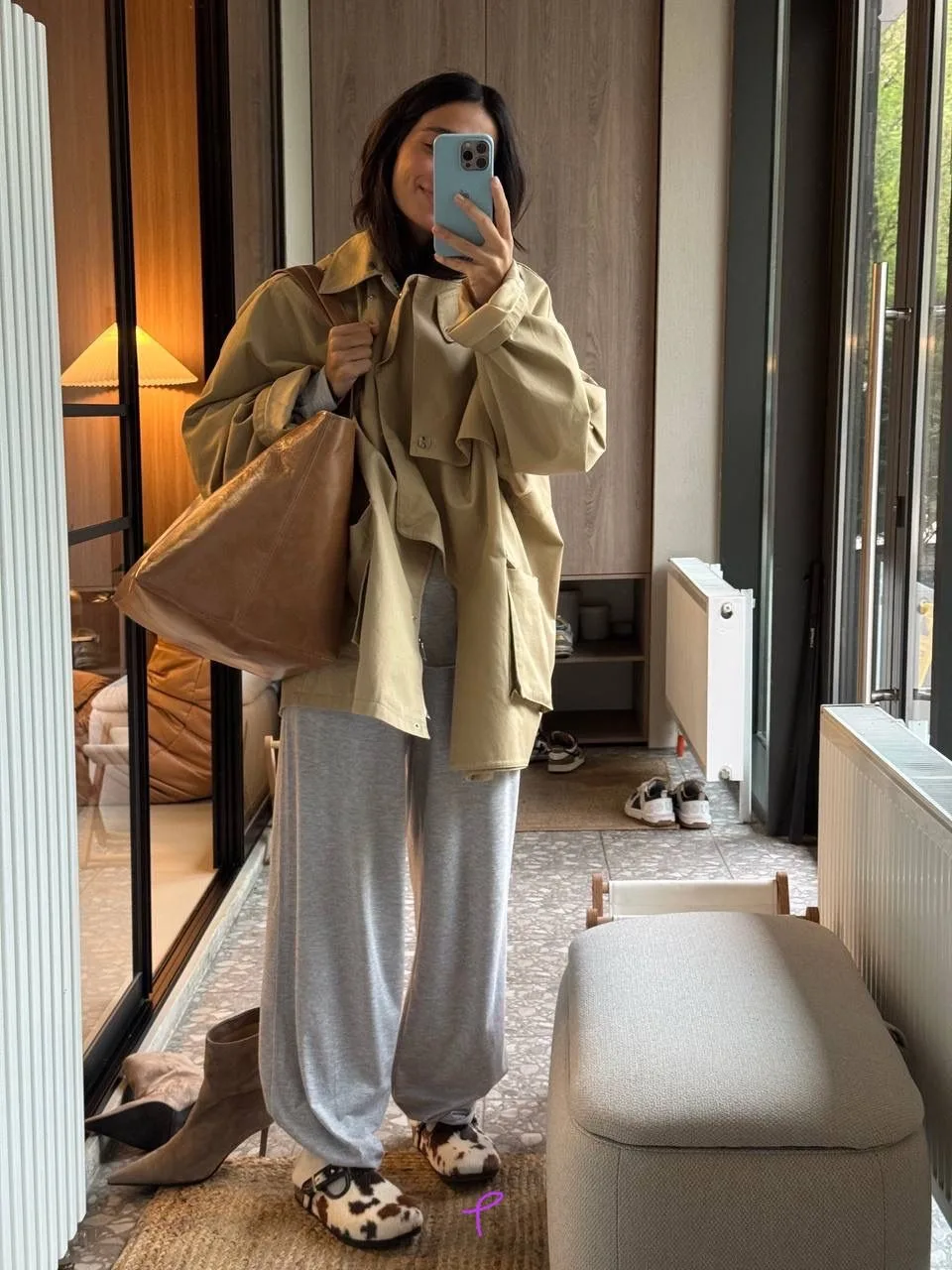 quần jogger phối cùng trench coat