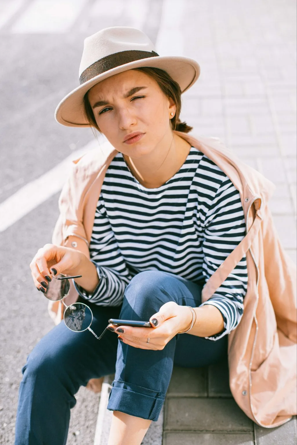 Che chắn cẩn thận. Cô gái che chắn cẩn thận.
