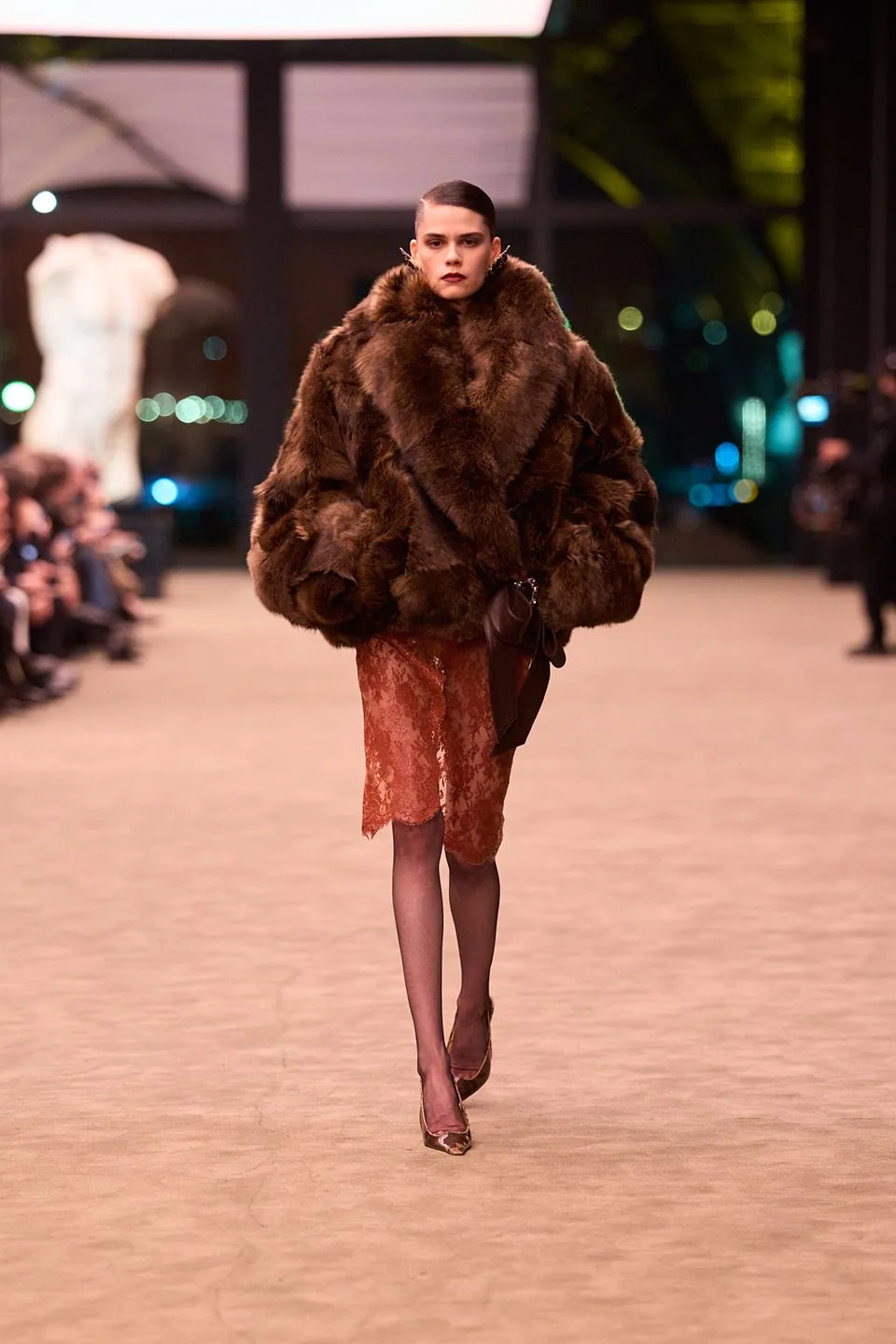 BST Saint Laurent Thu-Đông 2026.
