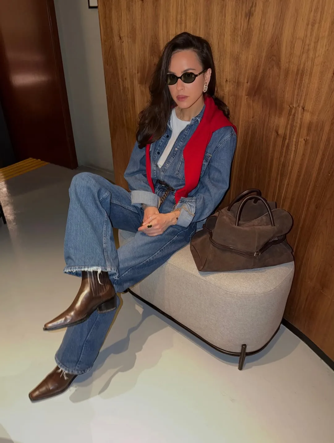 Điểm nhấn màu đỏ rực rỡ biến set denim trở nên quyến rũ và sành điệu.
