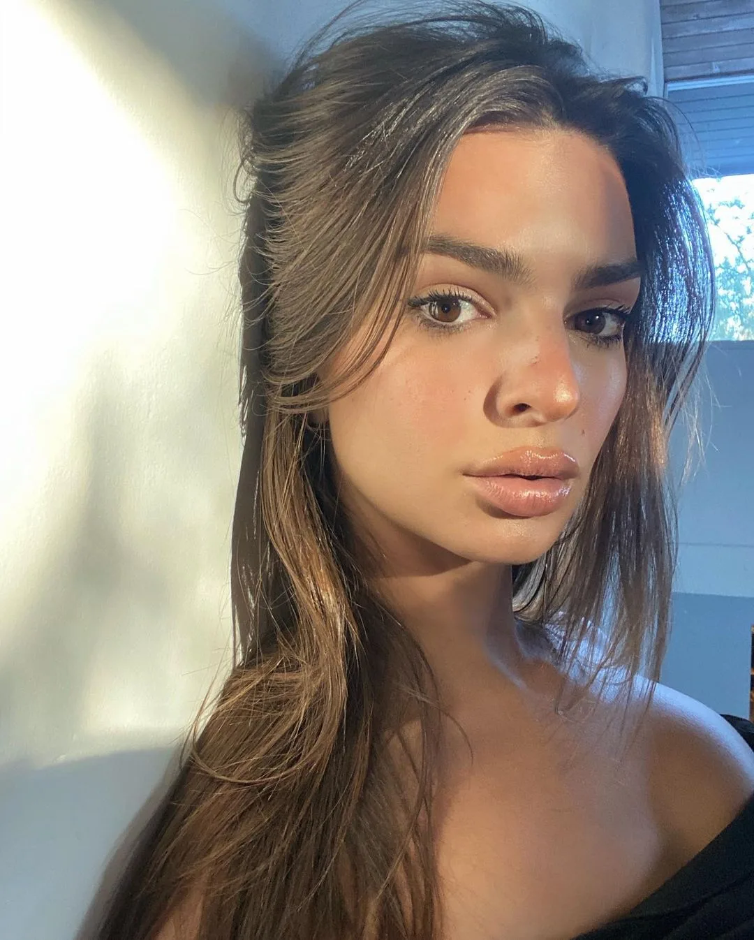 dưỡng da cùng emily ratajkowski dưỡng da cùng emily ratajkowski