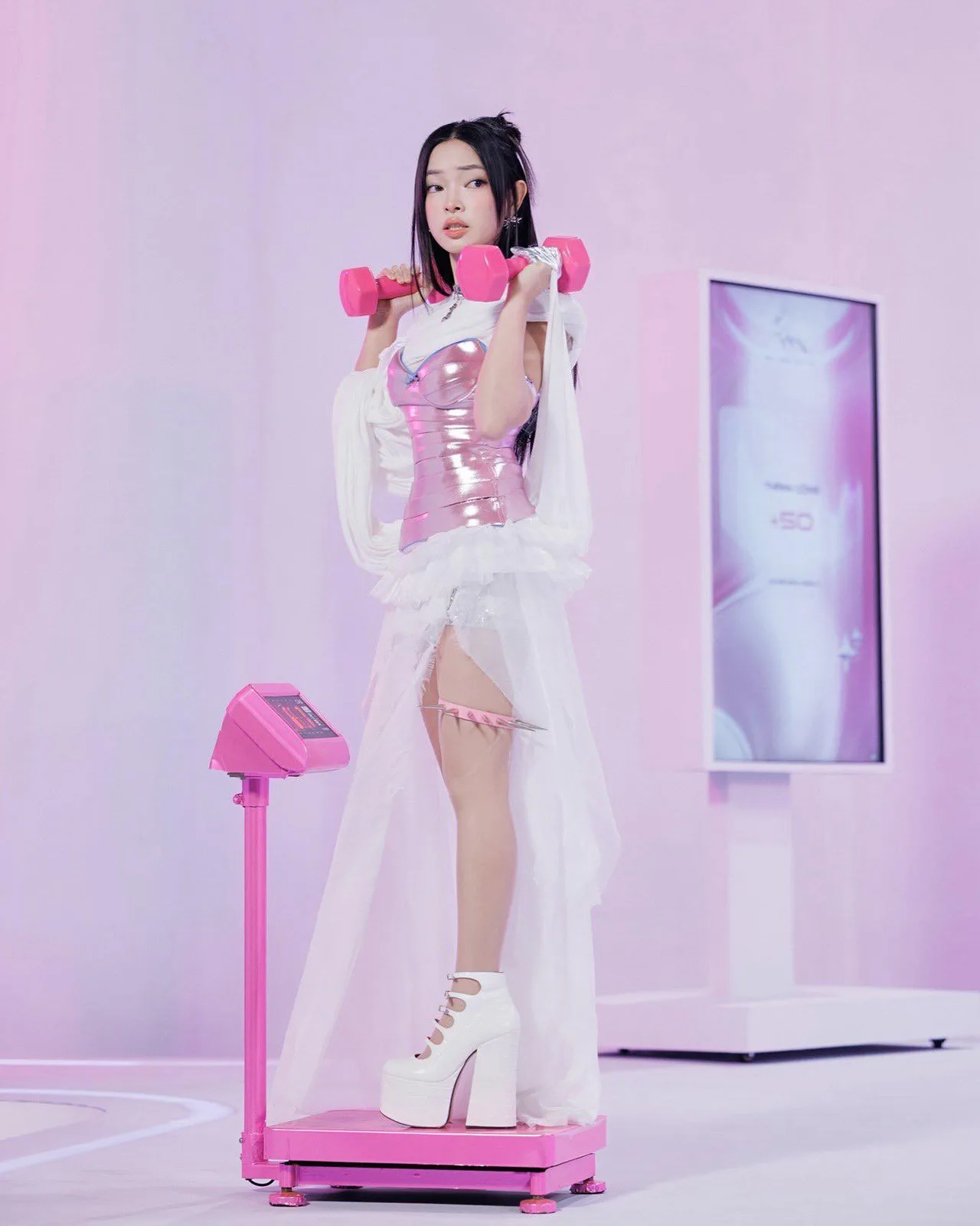 Châu Bùi đi giày Kiki từ Marc Jacobs