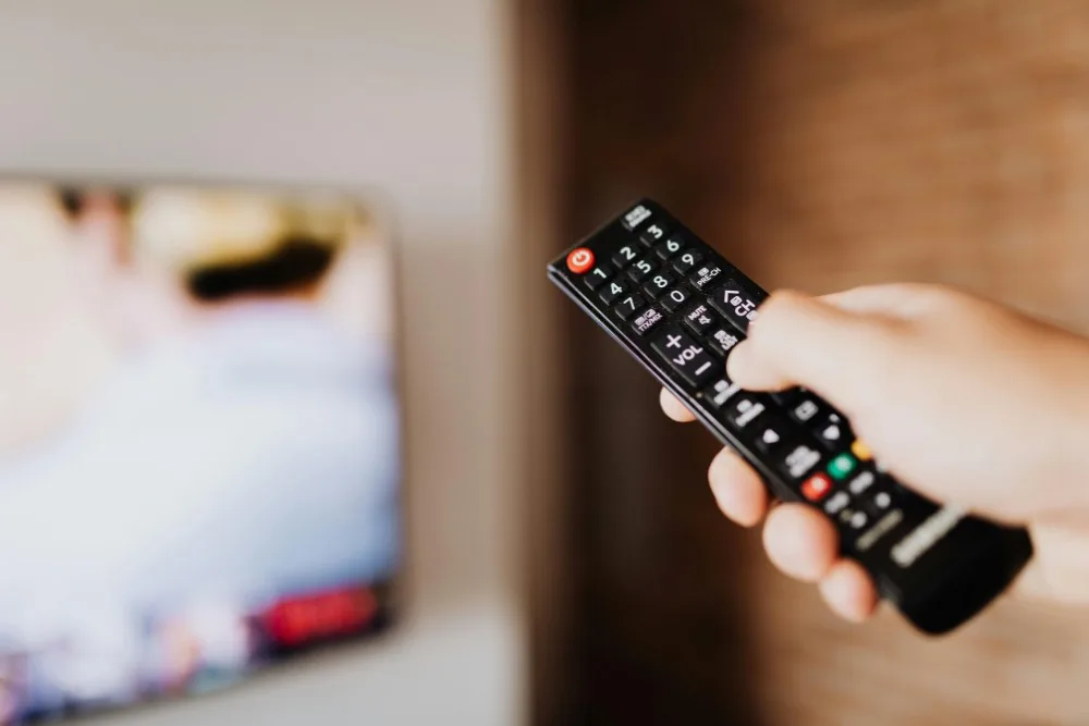 Remote điều kiển TV để tiết kiệm chi tiêu gia đình
