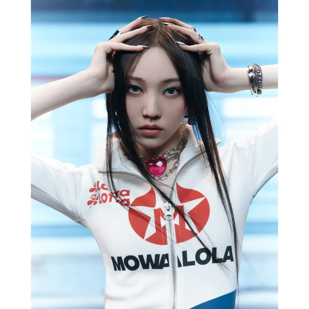 Lớp makeup mang dáng dấp futuristic của tân binh Youngseo.