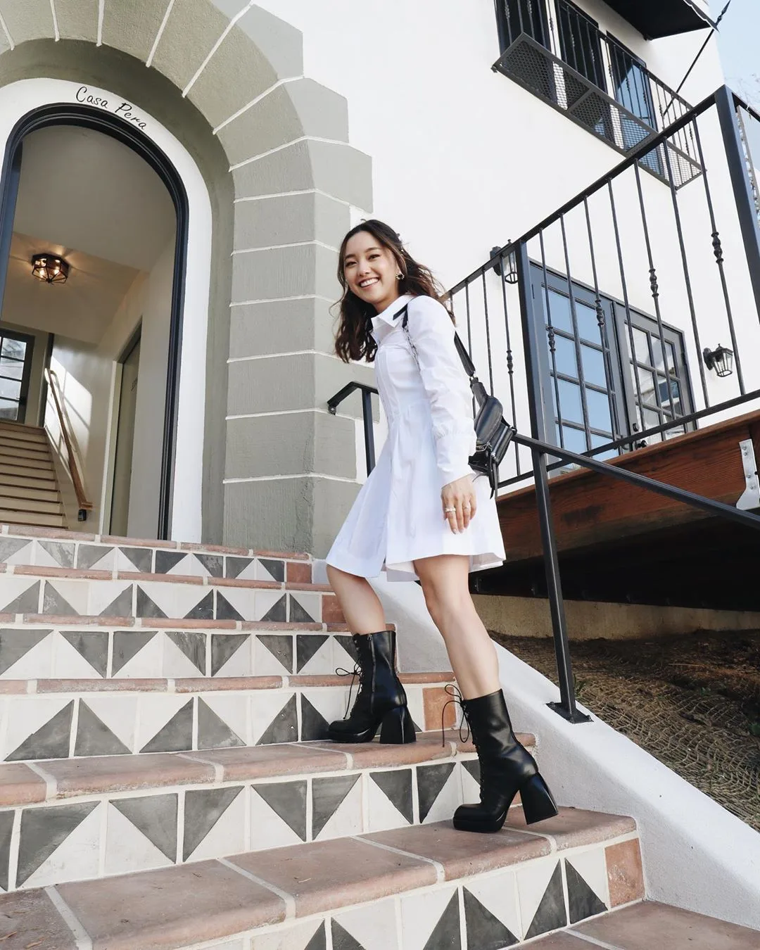 cách mặc đẹp với đầm sơ mi trắng của jenn im