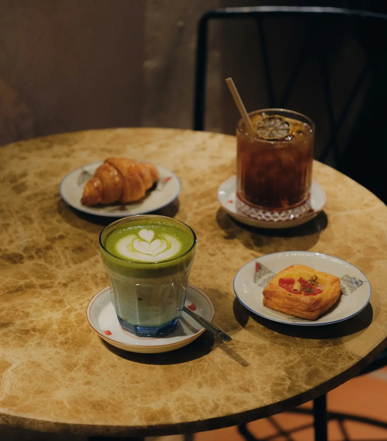 thức uống và bánh ngọt tại TháiFiên Coffee & Merch, ngoài ra quán còn kinh doanh các mặt hàng local merch như quần áo, nến thơm, đồ decor xinh xắn