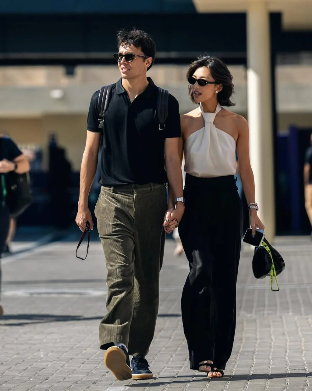 He Muni, WAGs của Alex Albon, kết hợp Bulgari Serpenti Tubogas với vest thanh lịch, vừa nữ tính vừa mạnh mẽ.