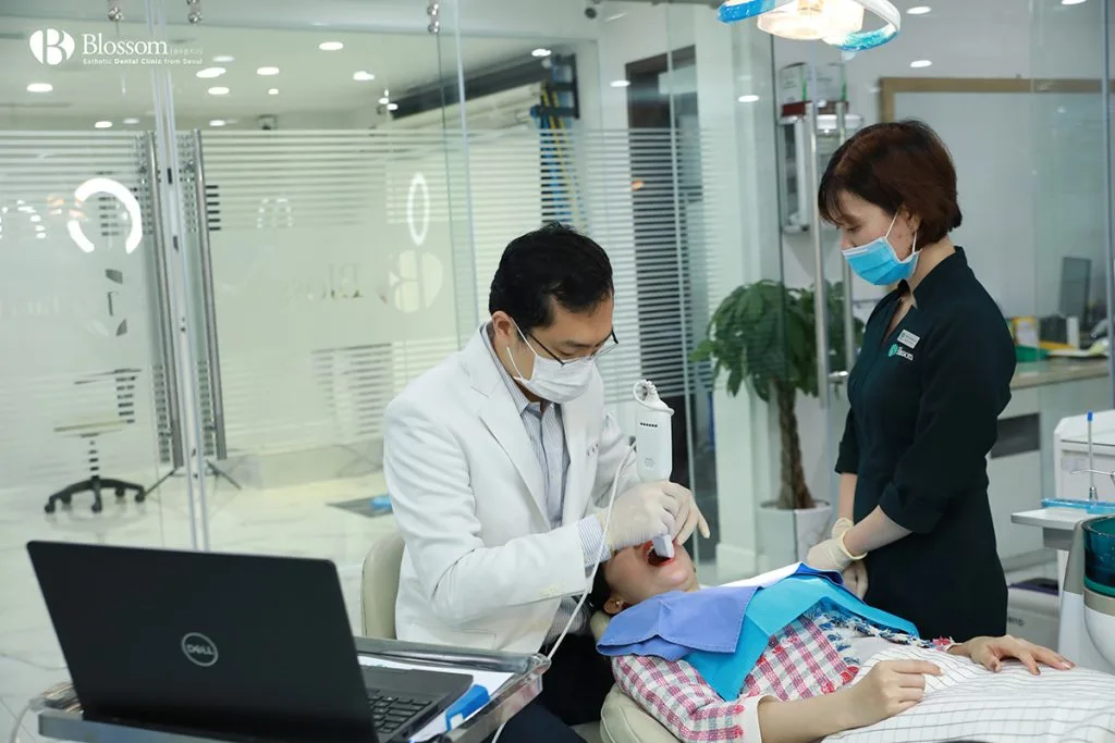 Dr. Kim Dong Hyun - Viện trưởng Nha khoa Blossom đang tiến hành các bước thăm khám tổng quát trước khi tư vấn niềng răng cho khách hàng. Dr. Kim Dong Hyun - Viện trưởng Nha khoa Blossom đang tiến hành các bước thăm khám tổng quát trước khi tư vấn niềng răng cho khách hàng.