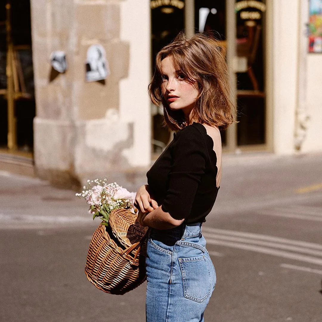 phong cách thời trang parisian cô gái mặc áo đen cùng quần jeans