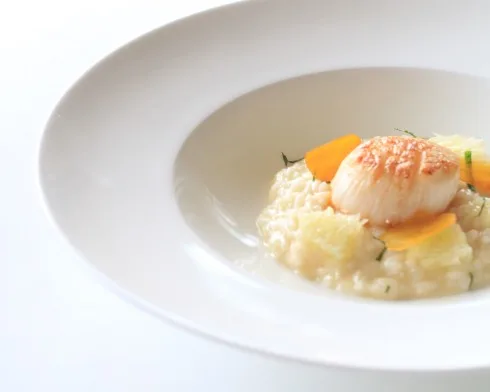 Sò điệp cỡ lớn áp chảo và cơm risotto được nấu cùng bưởi và lá bạc hà