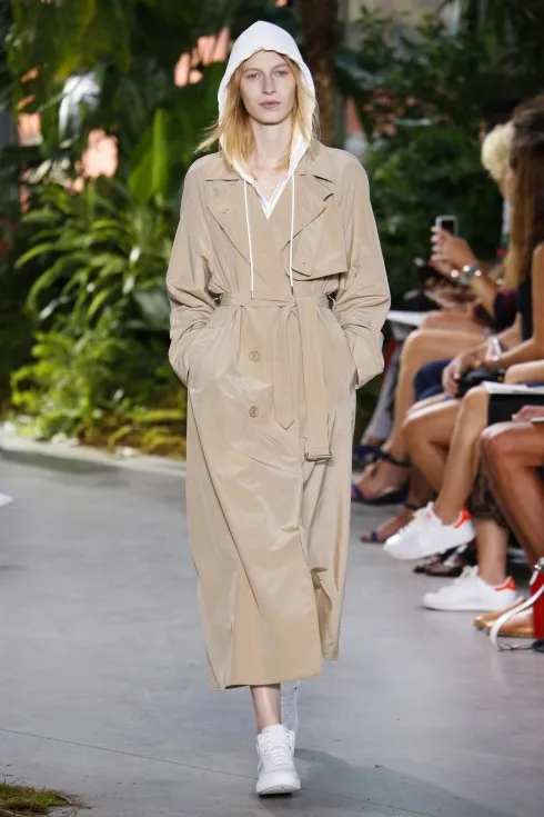 Áo hoodie được phối cùng áo khoác maxi