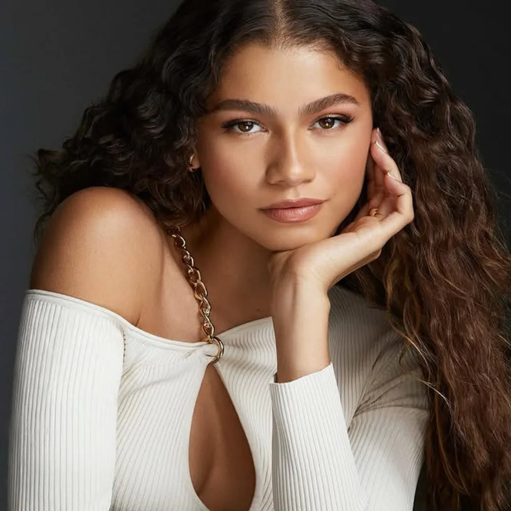 Zendaya uốn tóc xoăn và mặc áo cut-out để photoshoot