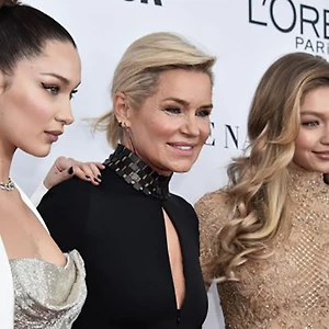 Bella Hadid chung vui cùng chị gái Gigi Hadid khi được nhận giải thưởng 