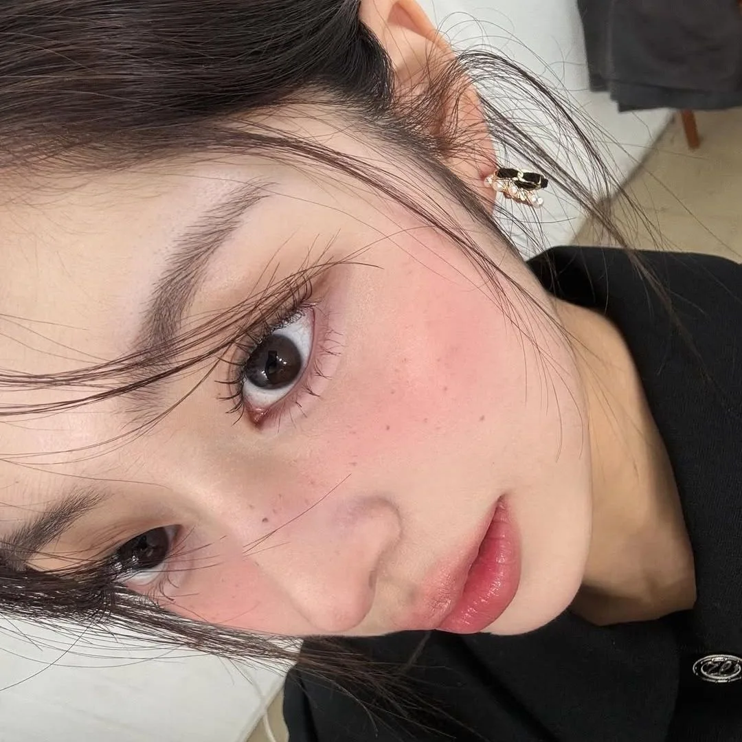 Người mẫu Hàn trang điểm tự nhiên với hàng mi dài cong vút