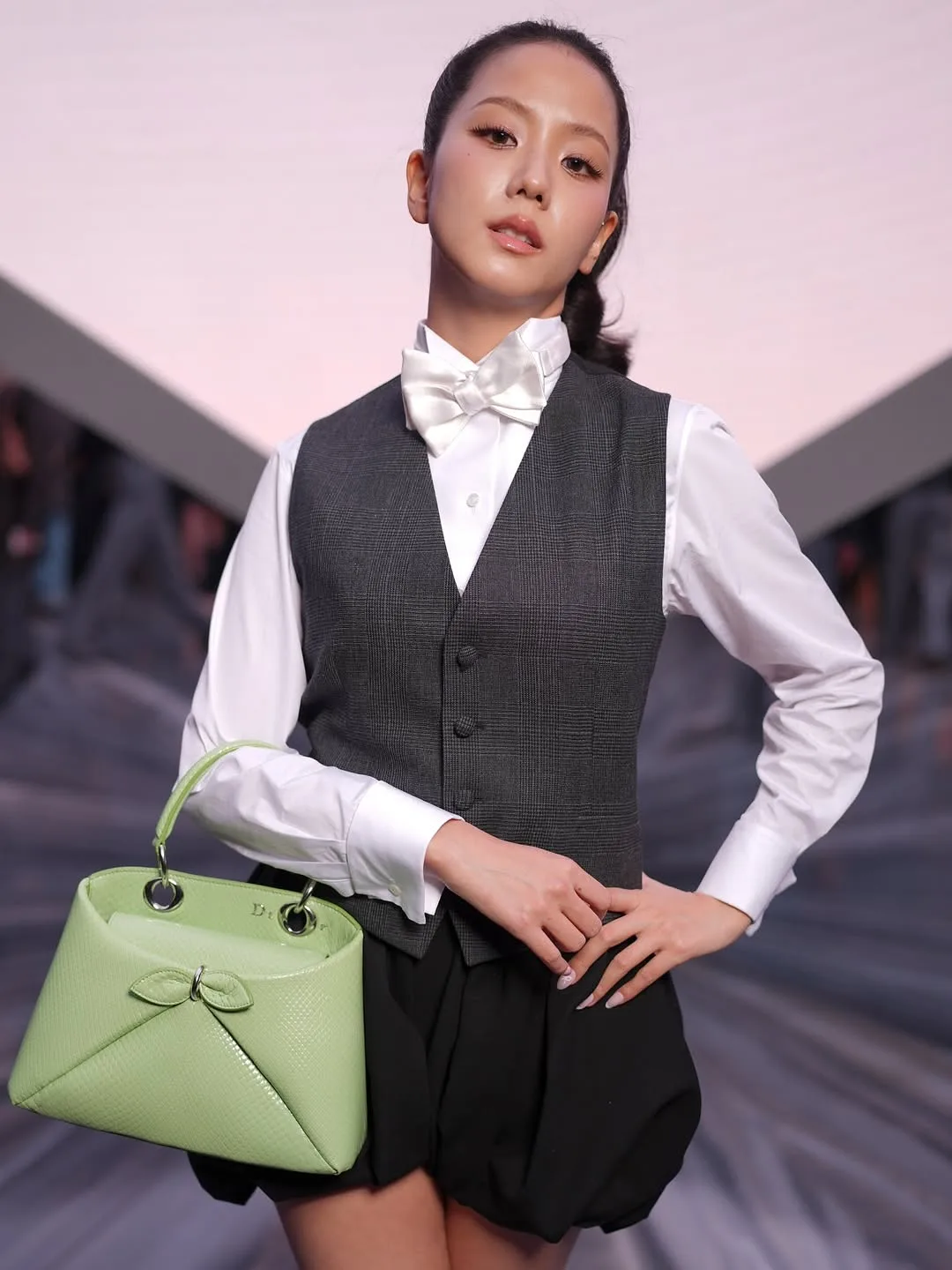 Jisoo diện ghi lê phối sơ mi trắng tại show Dior Xuân-Hè 2026