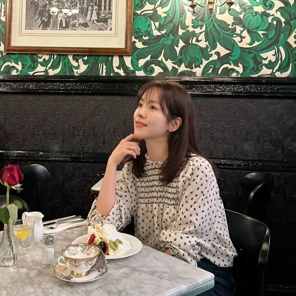 Han Ji Min ngồi ăn