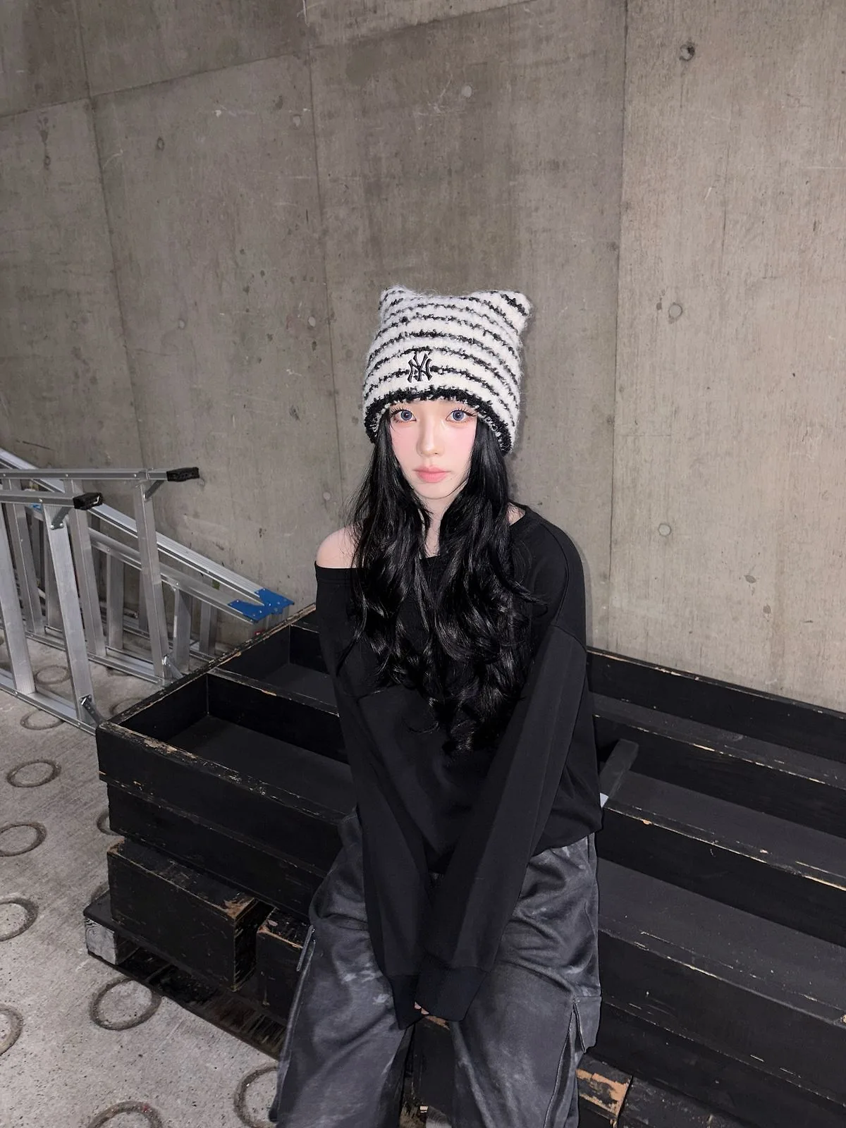 Karina diện chiếc beanie tai mèo