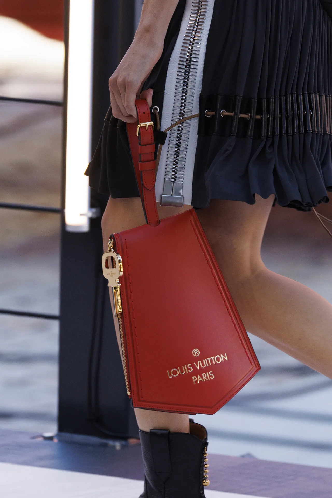 túi xách nametag Louis Vuitton Xuân Hè 2023