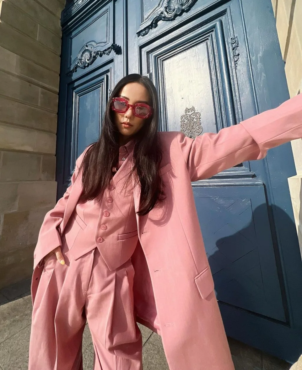 Suit hồng pastel đi dự đám cưới người yêu cũ