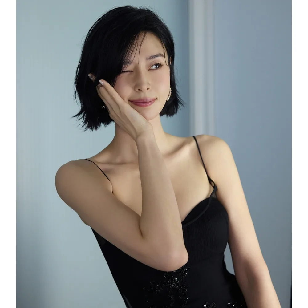 Kwon Nara tóc ngắn và để tay lên mặt