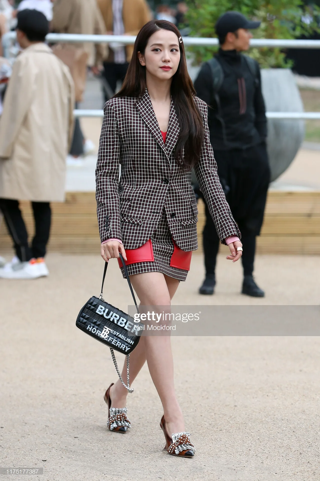 cách phối đồ với skirt suit kẻ của jisoo