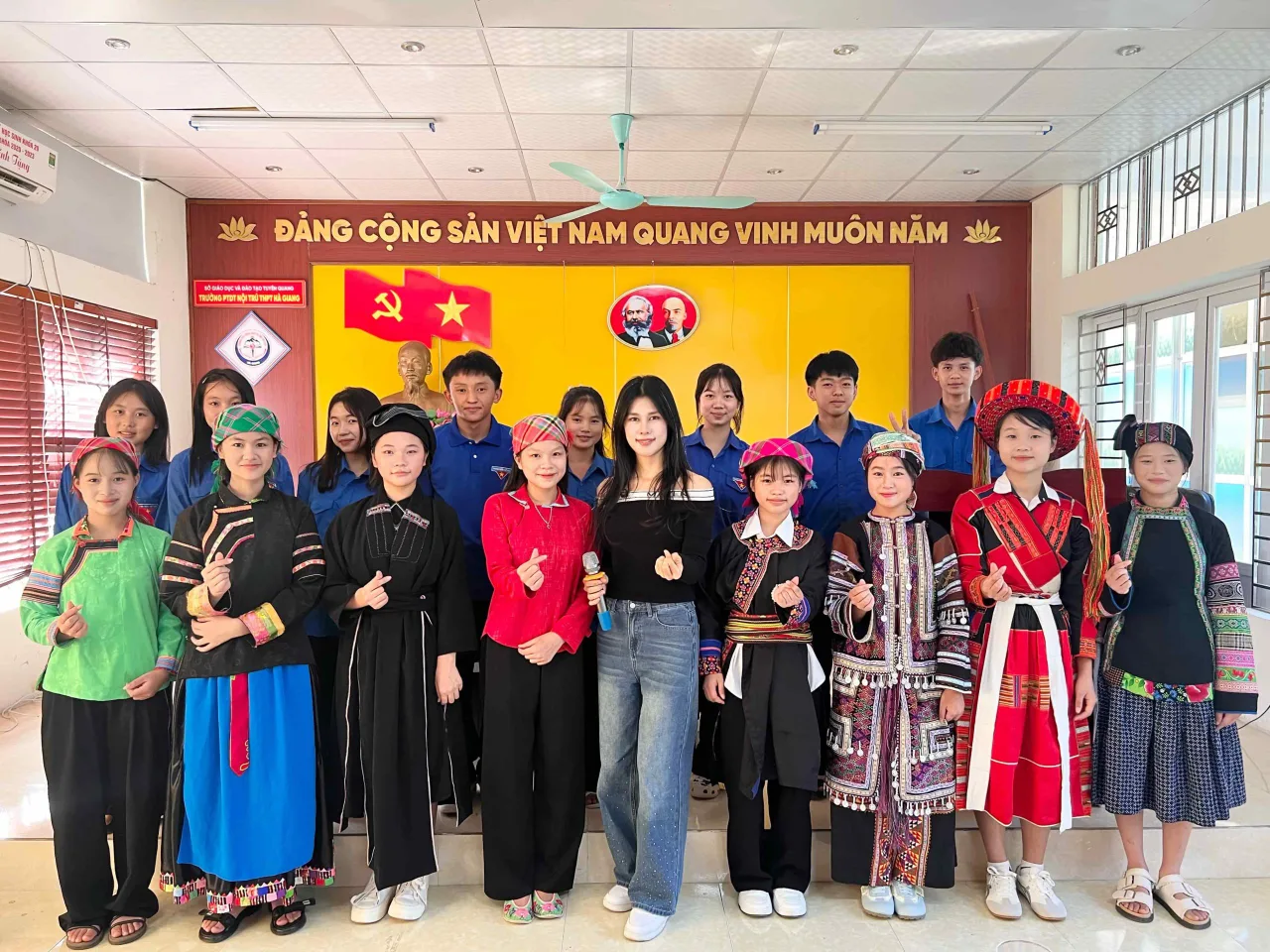 Ca sĩ Phúc Anh cùng 54 đại diện dân tộc Việt Nam