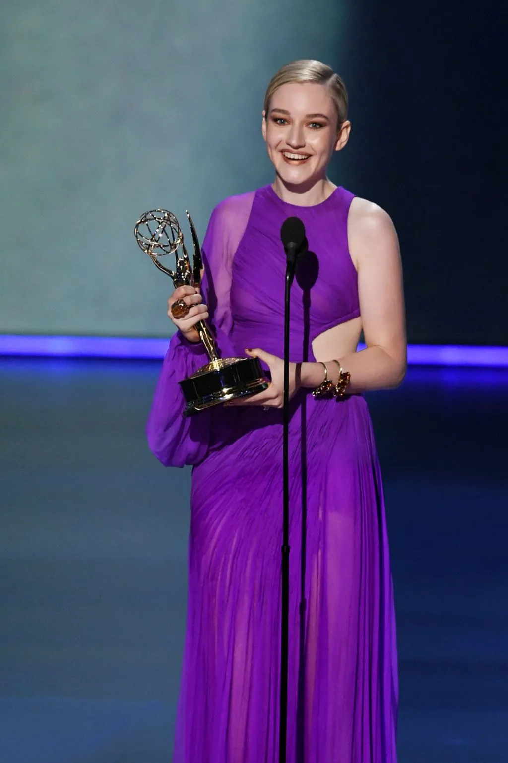Julia Garner trong thiết kế của ntk công trí tại lễ trao giải Emmy 2019