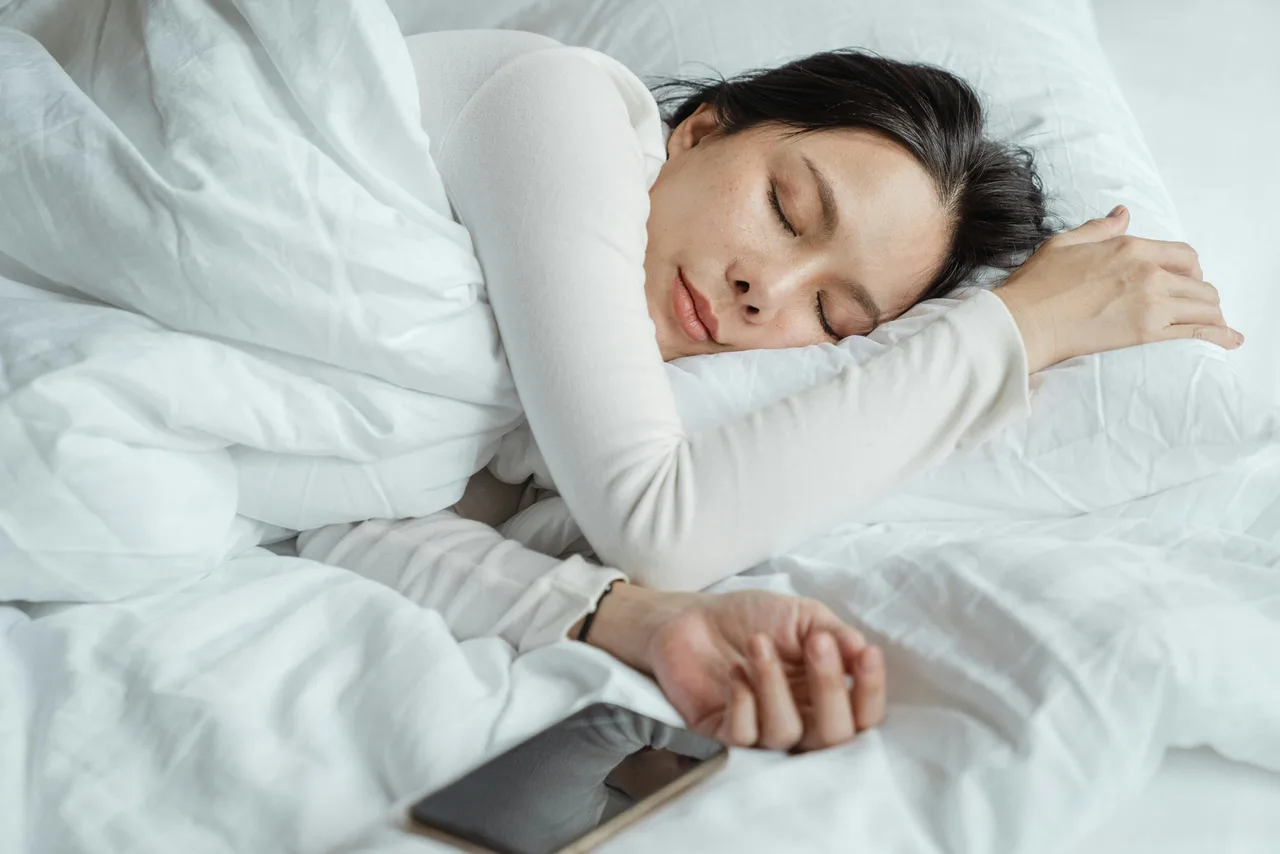Cô gái ngủ đủ giấc để trả lời cho câu làn da tuổi 40 cần gì