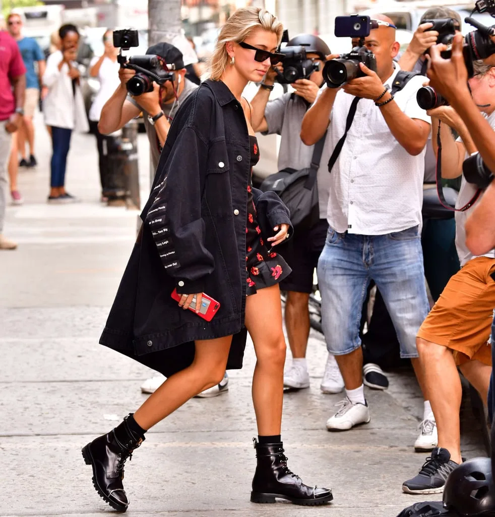 Hailey Baldwin combat boots đầm hoa