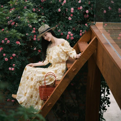 cô gái ngồi trên bậc thang